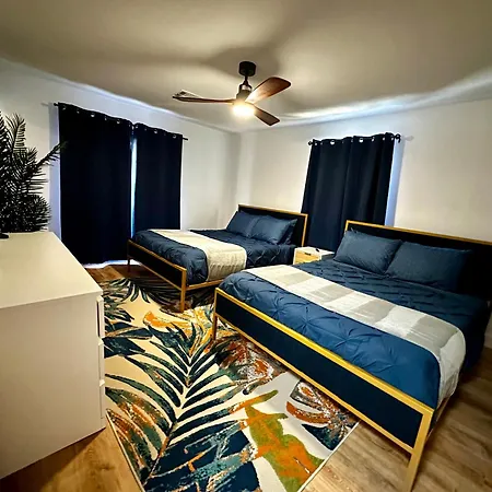 The Peacock Inn - 8 Bdr 4 Bth 14 Bds